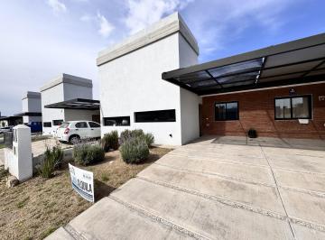 Casa · 180m² · 3 Ambientes · 2 Cocheras · Duplex 2 Dorm. · Alquiler · Docta Bv.