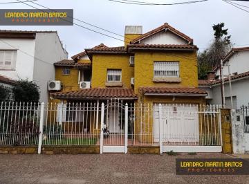 Casa · 225m² · 4 Ambientes · 2 Cocheras · Sólido Chalet en Venta - Ramos Mejia - ¡Real Oportunidad!