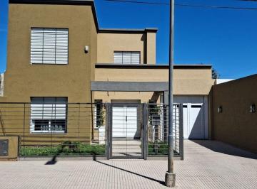 Casa · 256m² · 5 Ambientes · 2 Cocheras · Venta Casa 4 Dorm. B° S. Juan Bautista C/pileta V. m