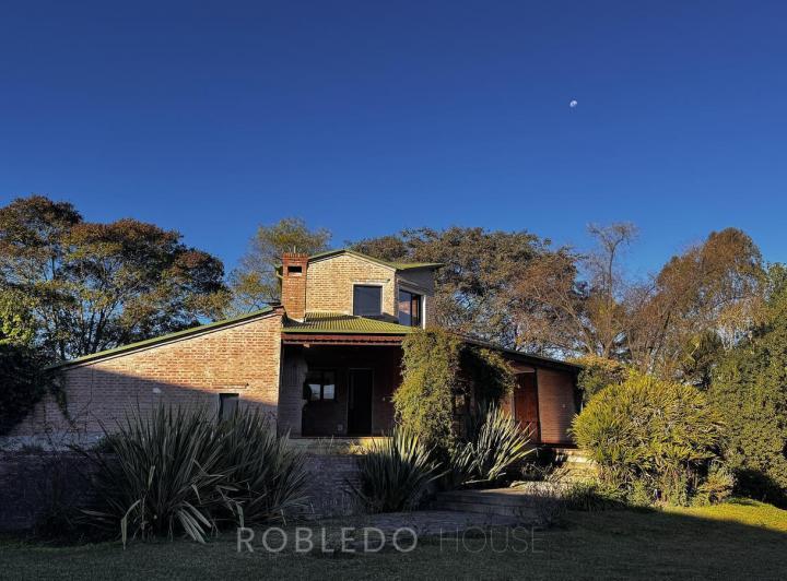 Casa · 253m² · 6 Ambientes · 2 Cocheras