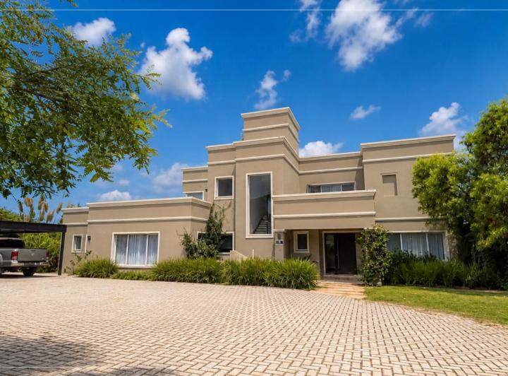 Casa · 500m² · 15 Ambientes · 2 Cocheras