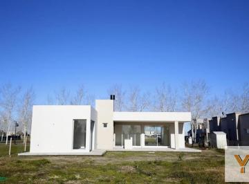 Casa · 150m² · 4 Ambientes · 2 Cocheras · Casa en Venta - 3 Dorm. 3 Baños - Cochera - Haras del Sur III, La Plata