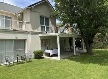 Casa · 215m² · 7 Ambientes · 4 Cocheras · Casa en Venta de 5 Dorm en Septiembre, Escobar Apto Credito