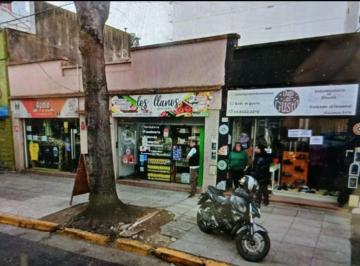 Local comercial · 97m² · Locales Comerciales con Renta + Casa a Refaccionar