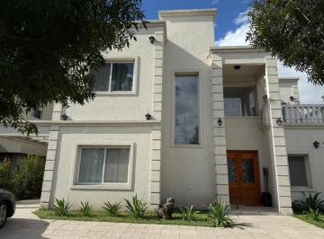 Casa · 200m² · 5 Ambientes · 2 Cocheras · Casa en Venta 4 Dorm. Barrio Santo Tomas Pilar