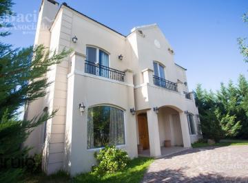 Casa · 239m² · 6 Ambientes · 2 Cocheras · Hermoso Chalet en Barrio Cerrado Santa Juana