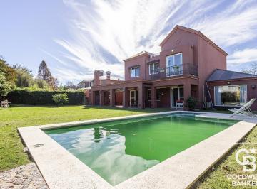 Casa · 250m² · 7 Ambientes · 2 Cocheras · Casa en Venta 4 Dorm. + Dependencia + Estudio Barrio Septiembre Escobar Apto Credito