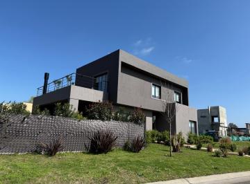 Casa · 170m² · 4 Ambientes · 1 Cochera · Casa en Venta 3 Dorm. Barrio Santa Lucia Pilar del Este