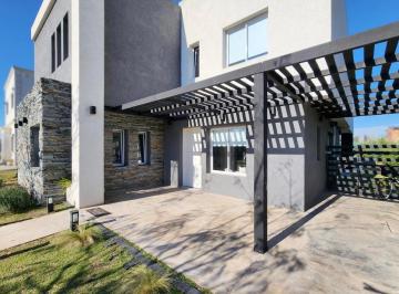 Casa · 226m² · 6 Ambientes · 2 Cocheras · Casa en Venta 5 Dorm. Santa Emilia Pilar del Este