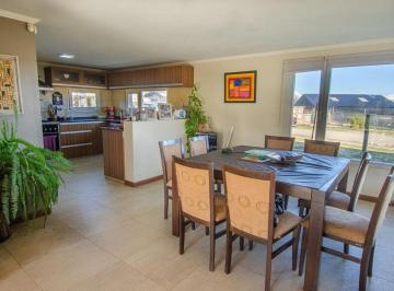 Casa · 256m² · 4 Ambientes · 1 Cochera · Casa en Venta Dina Huapi Financiada