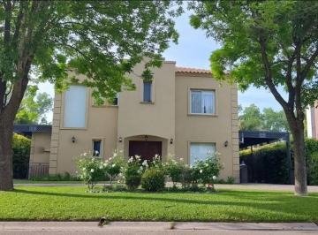 Casa · 214m² · 5 Ambientes · 6 Cocheras · Casa en Venta 4 Dorm Haras Santa Maria Escobar