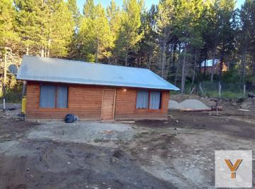 Casa · 90m² · 4 Ambientes · 1 Cochera · Casa en Venta - 3 Dorm. 1 Baño - Cochera - 1.700 m² - El Bolsón, Río Negro