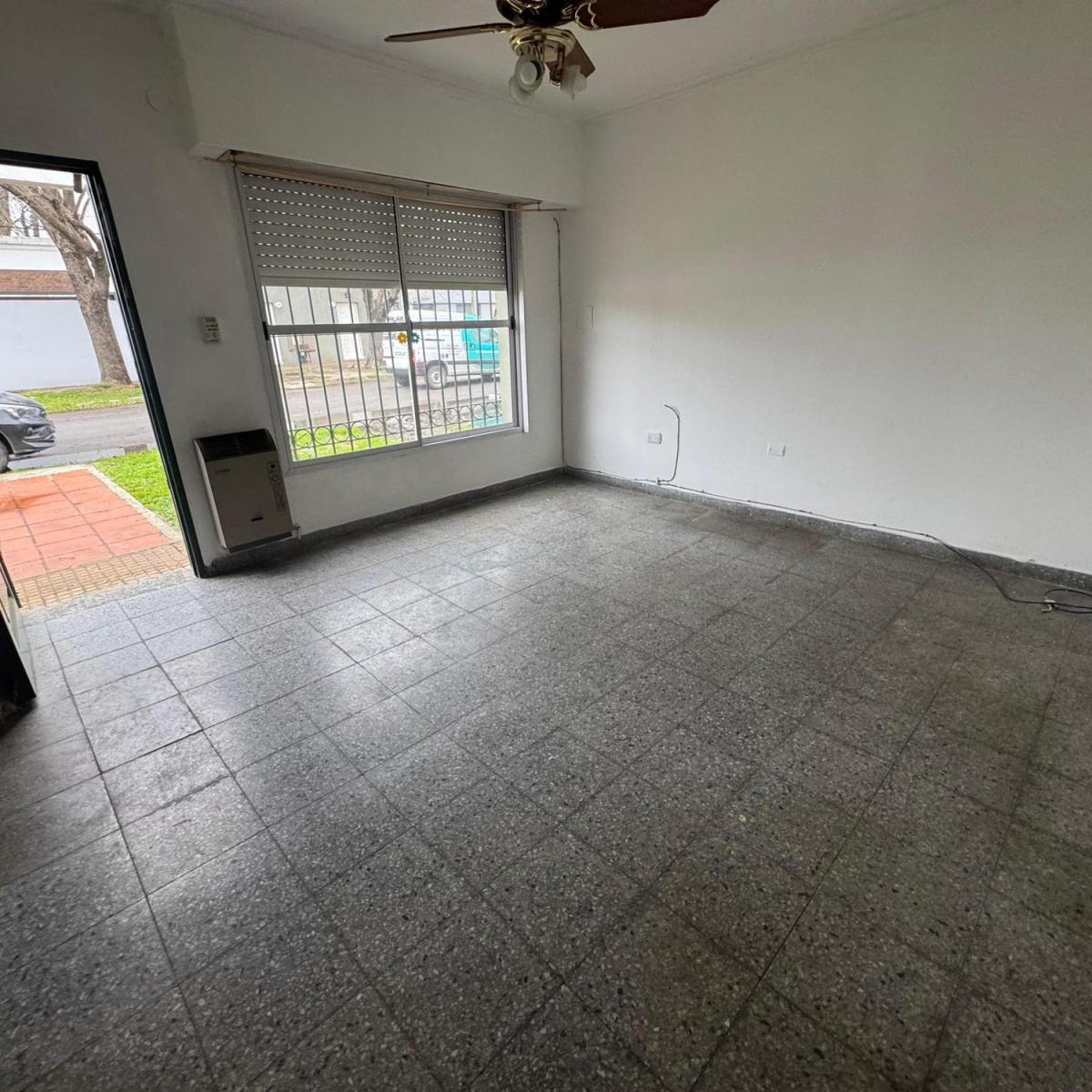 Casa Ph con 2 dormitorios y cochera en alquiler en 62, 141 y 142 n 2339