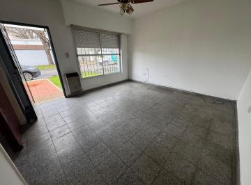 Casa · 55m² · 2 Dormitorios · Casa en Alquiler Dos Dorm. con Cochera La Plata