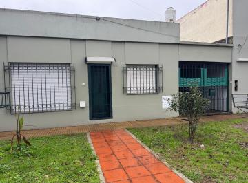 Casa · 55m² · 2 Dormitorios · 1 Cochera · Casa Alquiler 2 Dorm. La Plata, Cochera y Patio