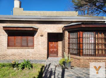 Casa · 200m² · 5 Ambientes · Casa en Venta - 4 Dorm. 2 Baños - 660 m² - Ingeniero Adolfo Sourdeaux