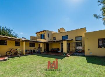 Casa · 233m² · 4 Ambientes · 2 Cocheras · Hermosa Casa en Venta en B° Granja de Funes