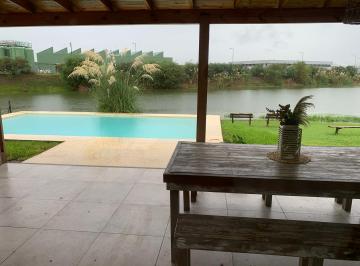 Casa · 184m² · 4 Ambientes · 2 Cocheras · Casa en Alquiler a La Laguna Amoblada con Pileta