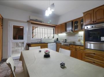Casa · 214m² · 5 Ambientes · 2 Cocheras · Venta Casa 5 Ambientes en Velez Sarsfield, Patio y Cocheras