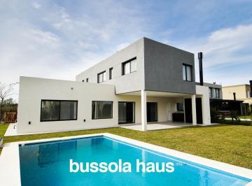 Casa · 229m² · 6 Ambientes · 2 Cocheras · Casa en Venta de 6 Ambientes con Pileta en Riberas Puertos Escobar