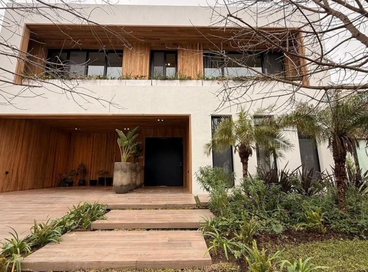Casa · 543m² · 5 Ambientes · 4 Cocheras