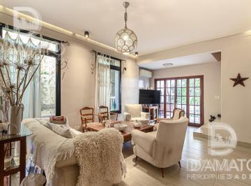 Casa · 235m² · 4 Ambientes · 1 Cochera · PH en Villa Devoto