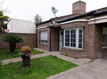 Casa · 70m² · 3 Ambientes · 1 Cochera · Casa 2 Dorm., Cochera y Amplio Jardín Crespo