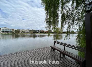 Casa · 230m² · 5 Ambientes · 2 Cocheras · Casa en Venta con 3 Dorm. Al Lago en Villanueva