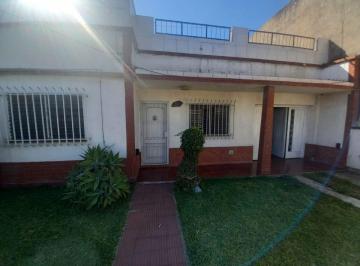 Casa de 4 ambientes, La Matanza · Casa 4 Ambientes con Cochera, Jardín Al Frente y Amplio Patio Trasero