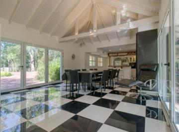 Casa · 246m² · 6 Ambientes · 2 Cocheras · Casa en Venta o Alq. en El Barrio Cerrado de Campos de Roca I. Lote de 14.000 m² y 246 m² Cub.