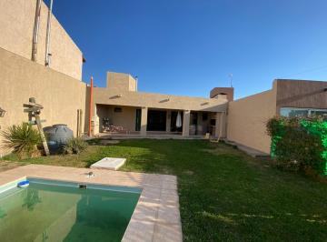 Casa · 55m² · 2 Ambientes · 2 Cocheras · Casa con Pileta en Venta - B°privado Cina Cina - Guaymallén