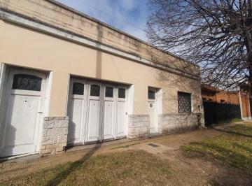 Casa · 67m² · 4 Ambientes · 1 Cochera · Casa en Venta en Ituzaingó a Reciclar / Jardín
