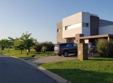 Casa · 213m² · 6 Ambientes · 1 Cochera · Venta Casa con Pileta en El Canton Norte Escobar