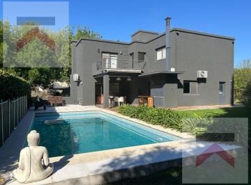 Casa · 180m² · 4 Ambientes · 4 Cocheras · Hermosa Casa 4 Amb en Santa Maria de Los Olivos!