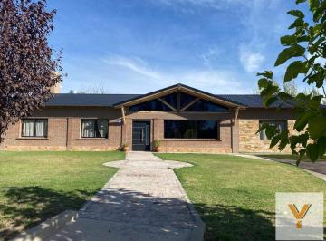 Casa · 230m² · 5 Ambientes · Casa en Venta - 4 Dorm. 4 Baños - Mendoza