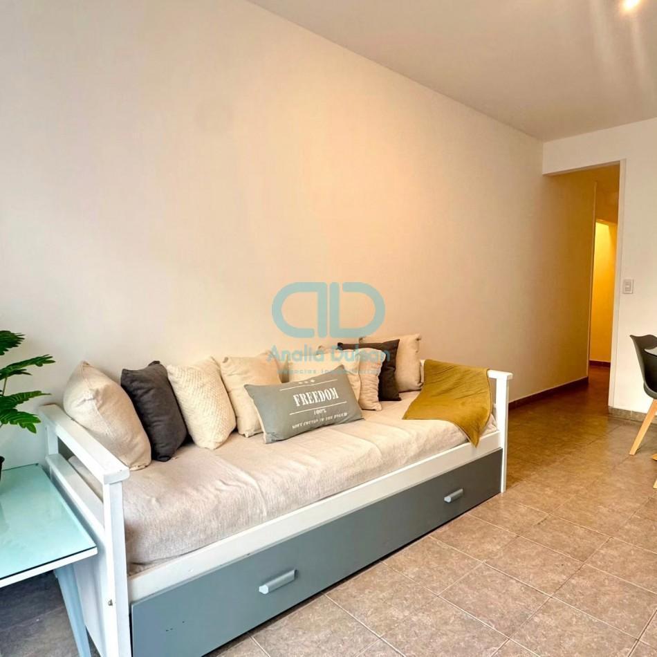 Venta 2 ambientes impecable. -A la calle con Balcón saliente.