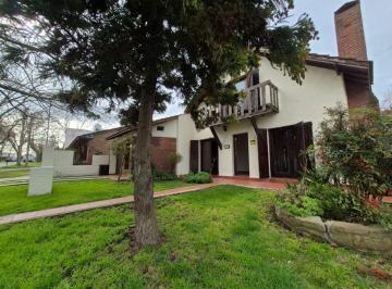 Casa · 184m² · 4 Ambientes · 4 Cocheras · Chalet Tradicional Barrio San Carlos