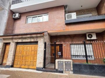 PH · 192m² · 4 Ambientes · 1 Cochera · Venta PH 4 Ambientes con Cochera, Terraza y Parrilla | Lomas del Mirador - Acepta Permuta