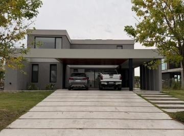 Casa · 240m² · 5 Ambientes · 2 Cocheras · Casa en El Canton - Golf