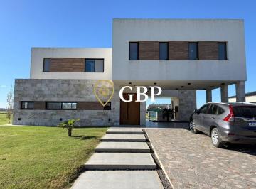 Casa · 181m² · 4 Ambientes · 4 Cocheras · Casa en Venta en Canning Barrio El Rebenque