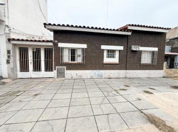 Casa · 88m² · 4 Ambientes · 1 Cochera · Casa Alquiler 3 Dorm.