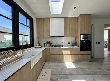 Casa · 280m² · 8 Ambientes · 2 Cocheras · Venta Casa 5 Dorm. en Vida Club de Campo Barrio Privado - Funes