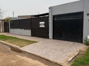 Casa · 95m² · 3 Ambientes · 2 Cocheras · Venta Casa Jardines del Hipico, Pileta, Para Guardas Dos Vehiculos