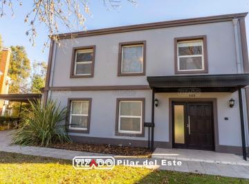 Casa · 226m² · 5 Ambientes · 2 Cocheras · Casa en Venta en Los Jazmines, Pilar del Este, Pilar