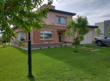 Casa · 217m² · 6 Ambientes · 1 Cochera · Casa en Confluencia