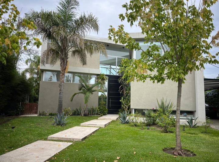 Casa · 250m² · 5 Ambientes · 2 Cocheras