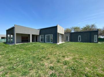 Casa · 150m² · 6 Ambientes · 2 Cocheras · Venta/permuta - Casa 3 Dorm. con Jardin, Parrilla y Cochera. Apta Crédito - Haras de Funes
