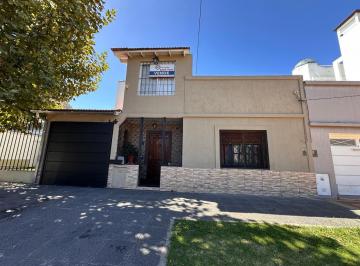 Casa · 100m² · 4 Ambientes · 2 Cocheras · Casa de 4 Amb y 2 Cocheras en Banfield Oeste