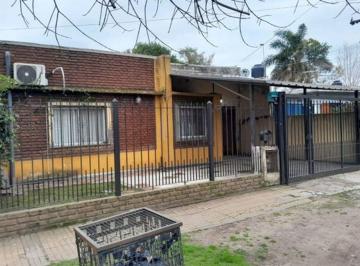 Casa · 80m² · 4 Ambientes · 1 Cochera · Casa 4 Ambientes en Venta con Jardin en Glew