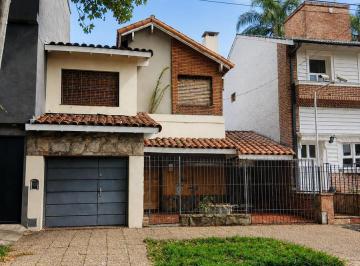 Casa · 205m² · 6 Ambientes · 2 Cocheras · Larroque Al 300, a Solo 400 m de La Estación de Tren - Banfield Oeste